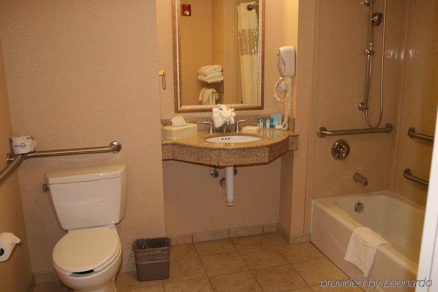 Hampton Syracuse Clay Hotel 3*